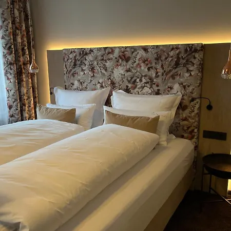 Boutiquehotel Burg Adenbach & Alter Weinbau Отель