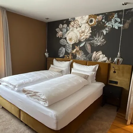 Отель Boutiquehotel Burg Adenbach & Alter Weinbau