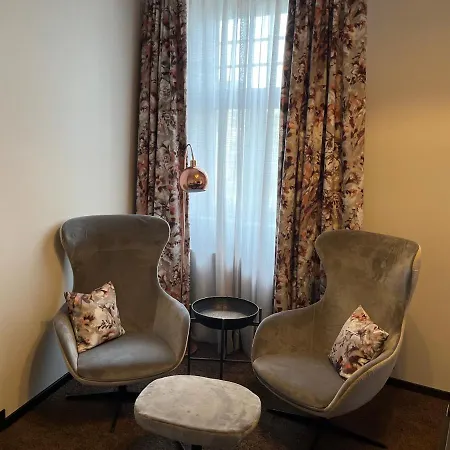 Otel Boutiquehotel Burg Adenbach & Alter Weinbau