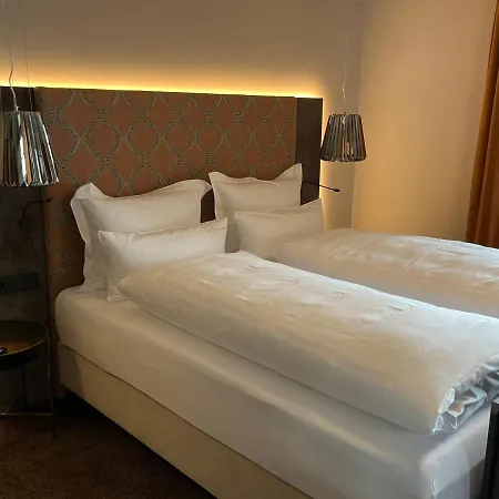 Otel Boutiquehotel Burg Adenbach & Alter Weinbau *