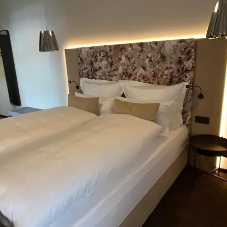 Boutiquehotel Burg Adenbach & Alter Weinbau Hotel *