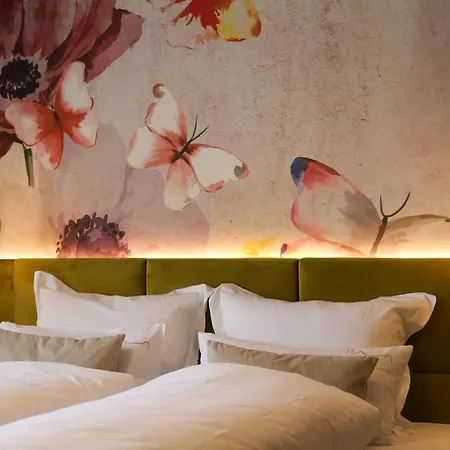 Boutiquehotel Burg Adenbach & Alter Weinbau *