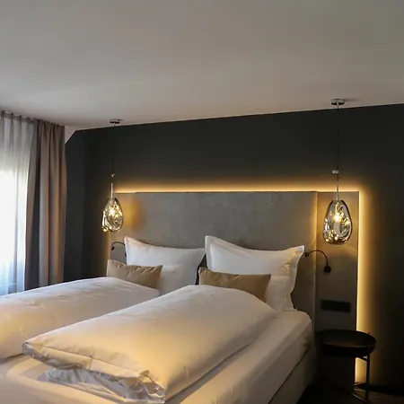 Boutiquehotel Burg Adenbach & Alter Weinbau فندق باد نوينهار اهرفيل